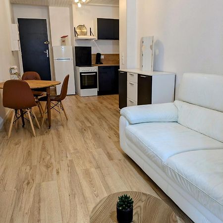 Sous La Tour Apartment Poligny  Bagian luar foto