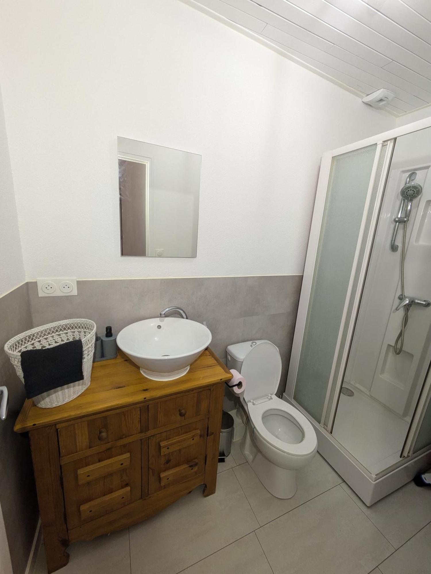 Sous La Tour Apartment Poligny  Bagian luar foto