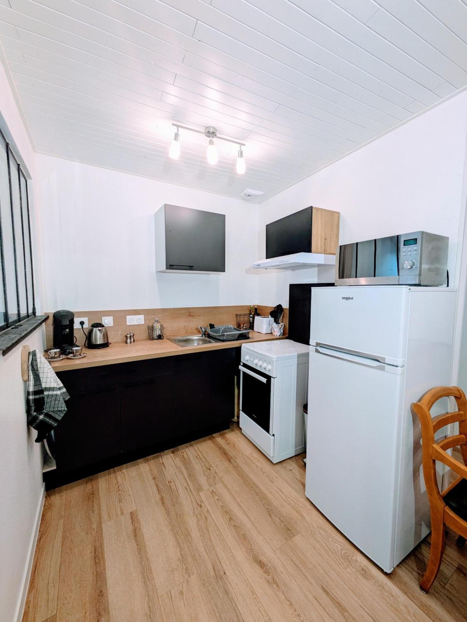 Sous La Tour Apartment Poligny  Bagian luar foto