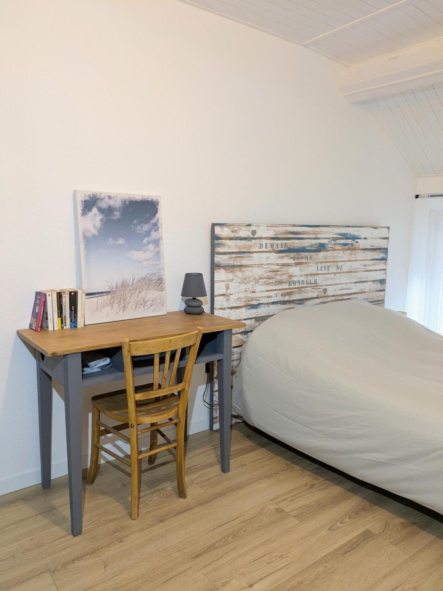 Sous La Tour Apartment Poligny  Bagian luar foto