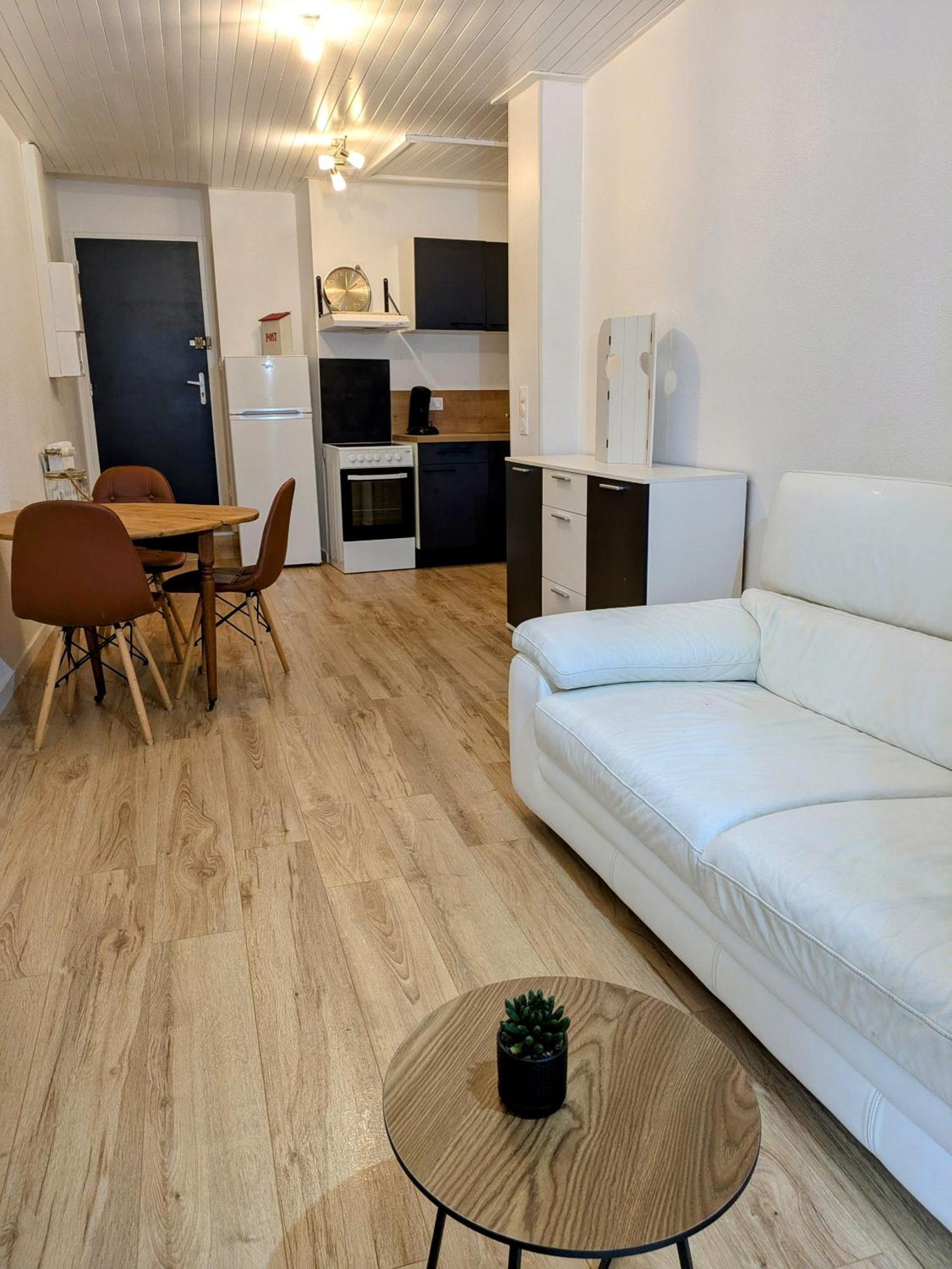Sous La Tour Apartment Poligny  Bagian luar foto