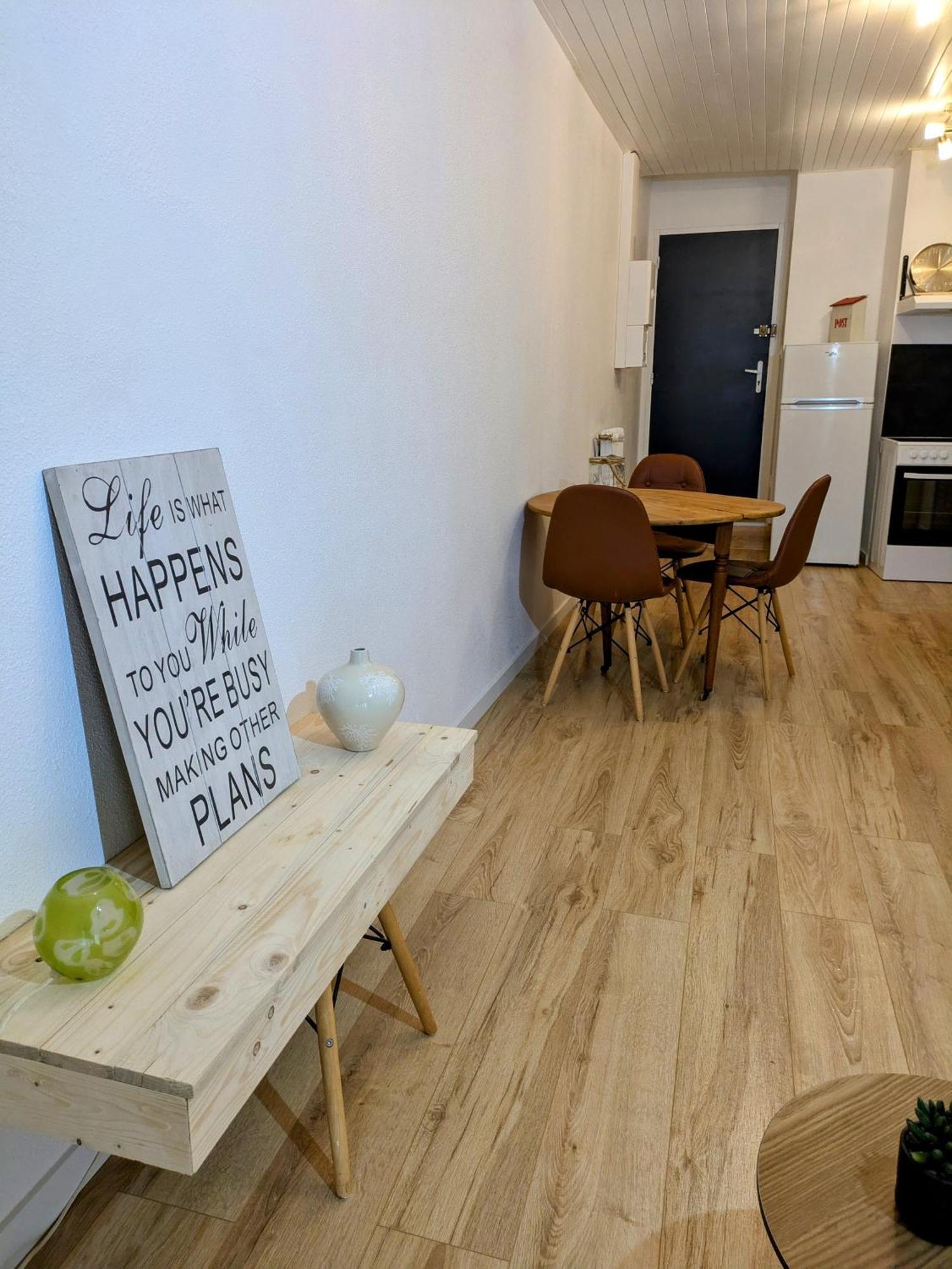 Sous La Tour Apartment Poligny  Bagian luar foto