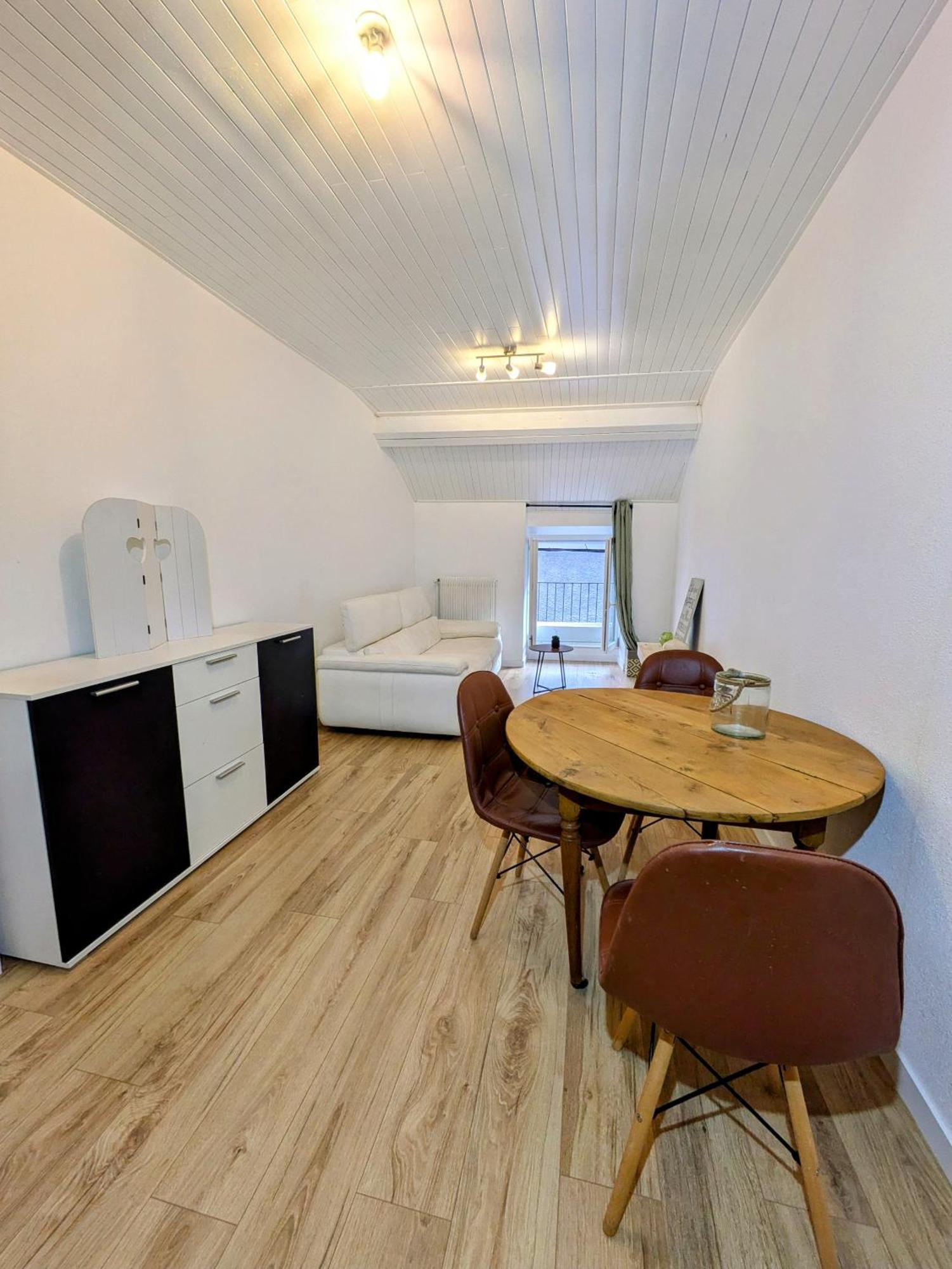 Sous La Tour Apartment Poligny  Bagian luar foto
