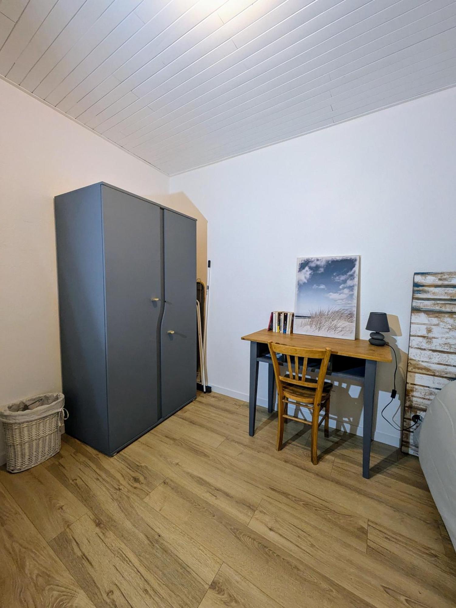Sous La Tour Apartment Poligny  Bagian luar foto