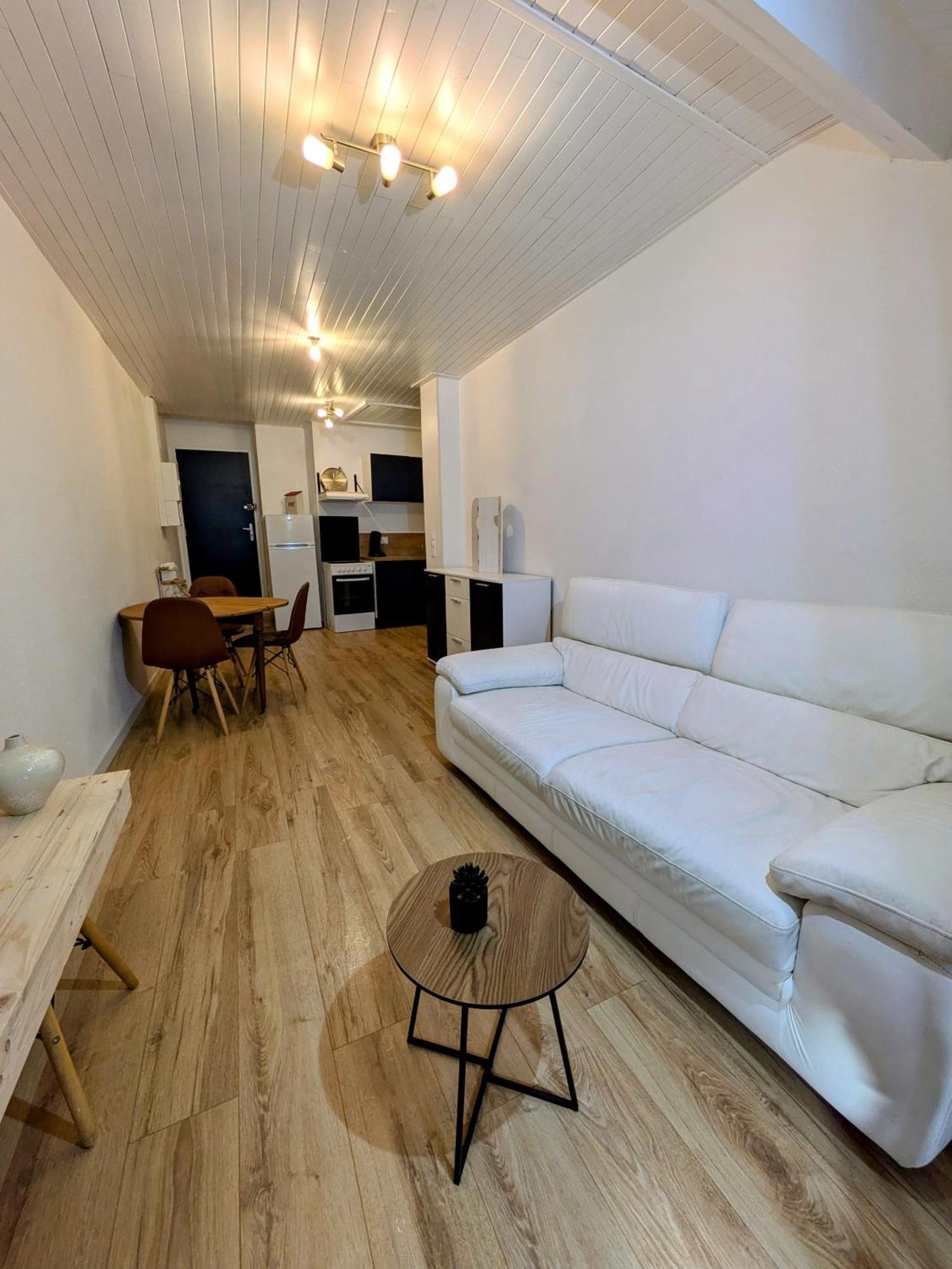 Sous La Tour Apartment Poligny  Bagian luar foto