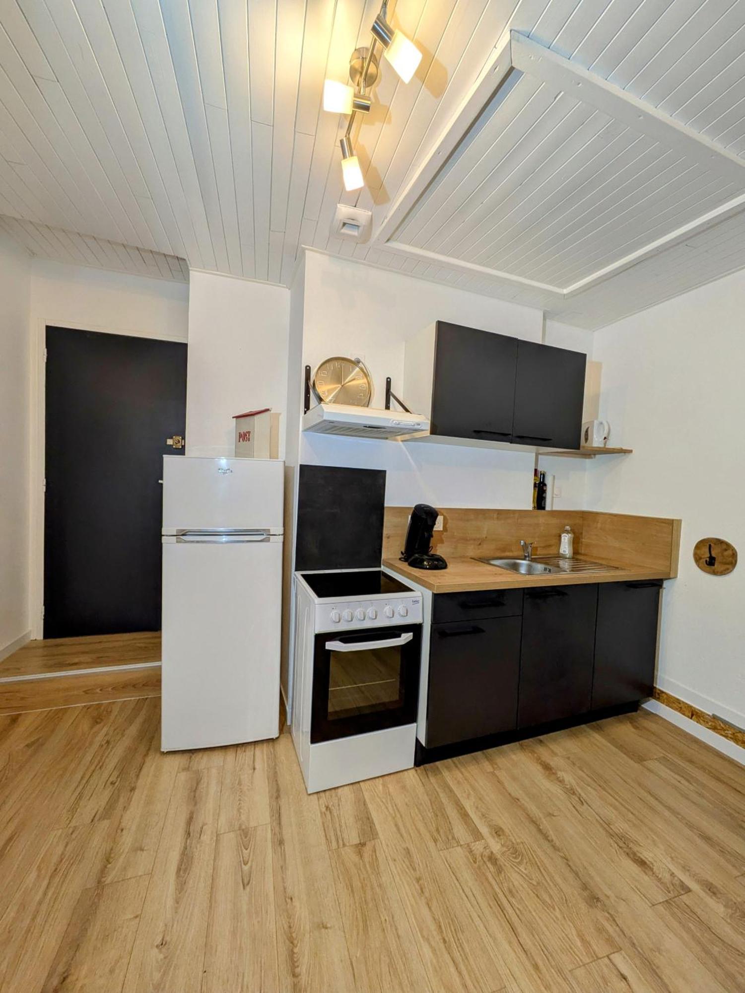 Sous La Tour Apartment Poligny  Bagian luar foto