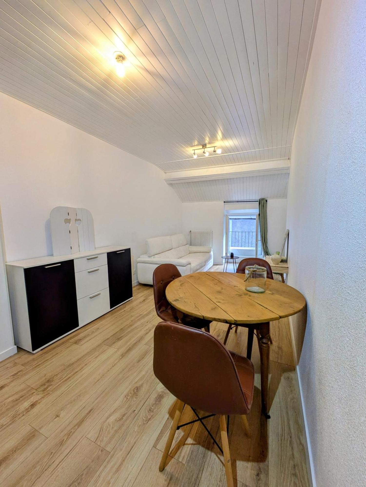 Sous La Tour Apartment Poligny  Bagian luar foto